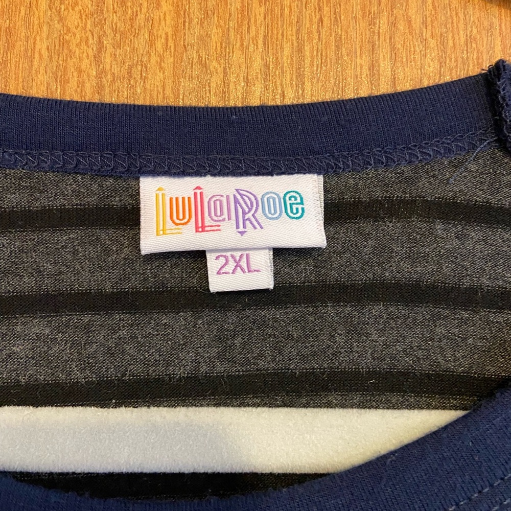 NWOT Lularoe Randy Tee - Picture 3 of 4
